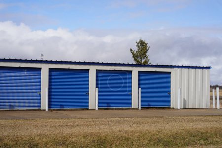 Foto de Unidades de almacenamiento de puerta azul que se utilizan para la comunidad. - Imagen libre de derechos