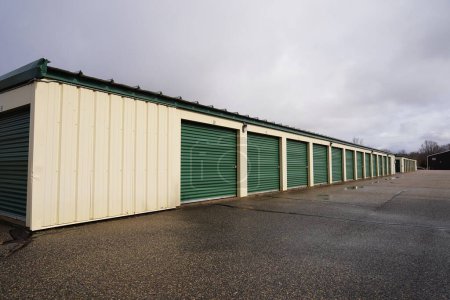 Foto de Unidades de almacenamiento verde y blanco que se utilizan para mantener la propiedad de alquiler y pertenencias. - Imagen libre de derechos