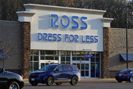 Foto de Wisconsin Dells, Wisconsin Estados Unidos - 13 de abril de 2023: Ross Dress For Less tienda de ropa. Distribuidor de descuento dirigido a familias de ingresos medios, especializado en moda y decoración. - Imagen libre de derechos