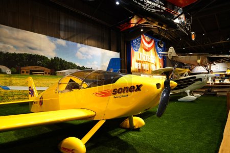 Foto de Oshkosh, Wisconsin EE.UU. - 30 de julio de 2022: Colección de aviones de historia dentro del Museo de Aviación EAA - Imagen libre de derechos