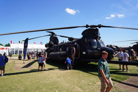 Téléchargez les photos : Chinook militaire américain MH-47G exposé pour les spectateurs à l'EAA. - en image libre de droit