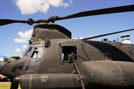 Foto de Oshkosh, Wisconsin, EE.UU. - 30 de julio de 2022: Estadounidense Militar MH-47G Chinook en exhibición para espectadores en EAA. - Imagen libre de derechos