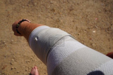 Téléchargez les photos : Un gros plan de la main d'une personne tenant le bandage sur son bras - en image libre de droit