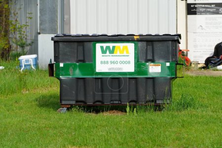 Foto de Mauston, Wisconsin, EE.UU. - 23 de noviembre de 2020: Los contenedores de basura de basureros verdes de gestión de residuos se sientan afuera para ser utilizados por la comunidad - Imagen libre de derechos