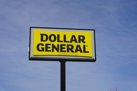 Téléchargez les photos : New Lisbon, Wisconsin États-Unis - 15 mai 2023 : Dollar Général signe dehors par une journée ensoleillée. - en image libre de droit