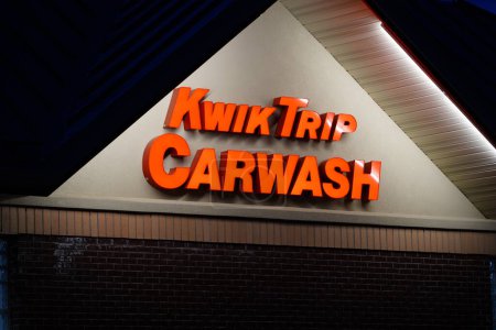 Foto de Wisconsin Dells, Wisconsin, Estados Unidos - 19 de mayo de 2023: Kwik Trip Carwash muestra su brillo durante la noche. - Imagen libre de derechos