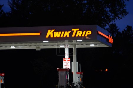 Foto de Wisconsin Dells, Wisconsin 19 de mayo de 2023: El letrero de la estación de servicio Kwik Trip brilla durante la noche dando servicio a la comunidad. - Imagen libre de derechos