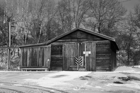 Téléchargez les photos : Image en noir et blanc d'un bâtiment de rangement artificiel en bois. - en image libre de droit
