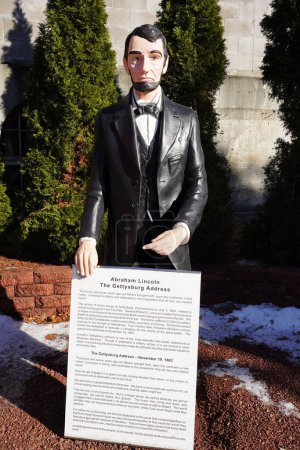 Téléchargez les photos : New Lisbon, Wisconsin États-Unis - 17 février 2023 : Statue d'Abraham Lincoln tenant Gettysburg Discours. - en image libre de droit