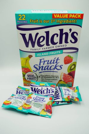 Foto de Fond du Lac, Wisconsin, EE. UU. - 24 de marzo de 2021: Snacks de frutas, ponche de frutas y paquete de variedades de frutas de la isla de Welch, paquete a granel sin gluten, paquete individual de bolsos de una sola porción de 0,9 oz de 22 - Imagen libre de derechos
