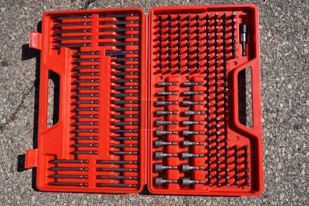 Foto de Conjunto de brocas de herramienta para herramienta de destornillador en una caja de herramientas roja utilizada en Fond du Lac, Wisconsin - Imagen libre de derechos