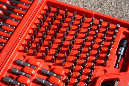 Téléchargez les photos : Ensemble de mèches d'outils pour outil de tournevis dans une boîte à outils rouge utilisée à Fond du Lac, Wisconsin - en image libre de droit