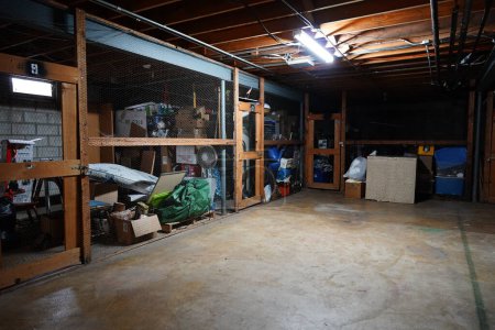 Foto de Fond du Lac, Wisconsin, Estados Unidos - 28 de marzo de 2021: Depósitos de celdas del sótano del apartamento. - Imagen libre de derechos