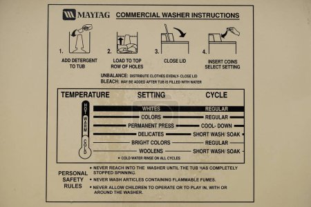 Téléchargez les photos : Fond du Lac, Wisconsin États-Unis - 1er mai 2021 : Instructions pour la machine à laver les vêtements commerciale Maytag sur le couvercle de la chargeuse. - en image libre de droit