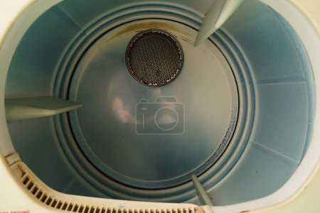 Téléchargez les photos : Machine à laver le sèche-linge vue intérieure d'un tambour. - en image libre de droit