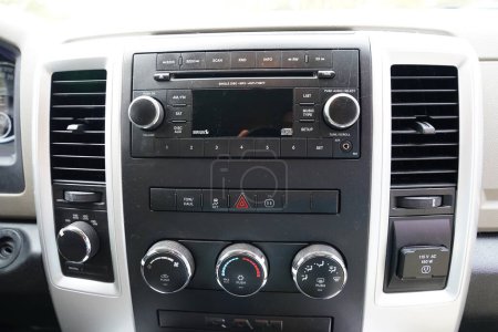 Foto de El botón de recirculación de aire corta efectivamente el aire exterior hacia el interior del automóvil "recirculando" el aire dentro de su vehículo - Imagen libre de derechos