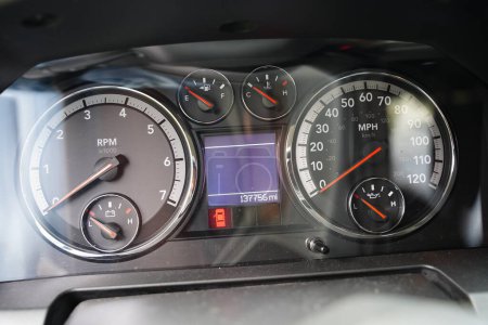 Téléchargez les photos : 2013 vehicle speed odometer dashboard stating oil change due - en image libre de droit