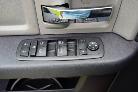 Téléchargez les photos : Système de contrôle de serrure de porte et commandes automatiques de fenêtre à l'intérieur d'un camion à Fond du Lac, Wisconsin - en image libre de droit