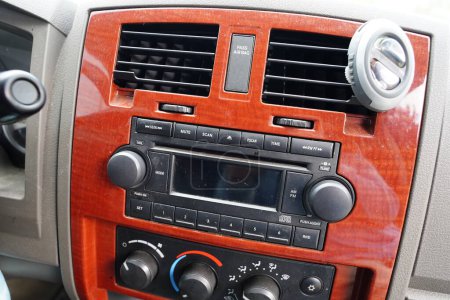 Téléchargez les photos : Boutons du système de contrôle de la température sur la console centrale à l'intérieur d'un camion à Fond du Lac, Wisconsin - en image libre de droit