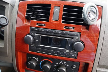 Téléchargez les photos : Boutons du système de contrôle de la température sur la console centrale à l'intérieur d'un camion à Fond du Lac, Wisconsin - en image libre de droit