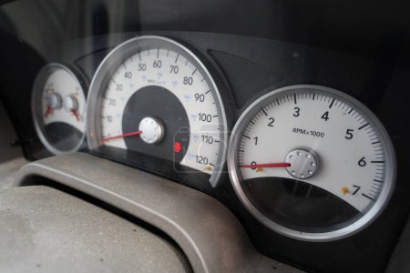 Téléchargez les photos : 2013 vehicle speed odometer dashboard stating oil change due - en image libre de droit