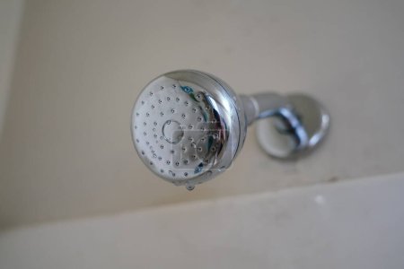 Téléchargez les photos : Gros plan d'une douche dans la salle de bain - en image libre de droit