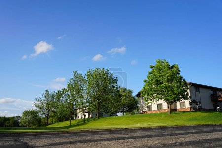 Téléchargez les photos : Mauston, Wisconsin États-Unis - 25 mai 2021 : Vue du paysage des immeubles d'appartements de Walnut Ridge pendant l'été. - en image libre de droit