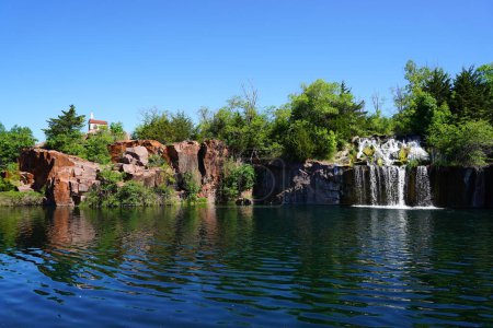 Foto de Formación rocosa, cascadas y estanque en el Daggett Memorial Park en Montello, Wisconsin - Imagen libre de derechos
