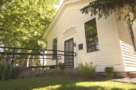 Téléchargez les photos : Ripon, Wisconsin États-Unis - 20 mai 2023 : Bâtiment historique, première maison républicaine la petite école blanche déménage de Blackburn Street à West Fond du Lac street. - en image libre de droit
