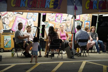 Foto de Fond du Lac, Wisconsin - 21 de julio de 2023: Las familias salieron durante la noche para disfrutar jugando juegos justos. - Imagen libre de derechos