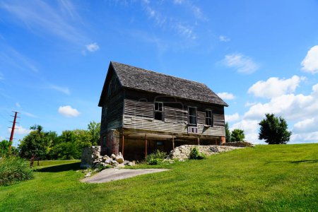 Téléchargez les photos : Ancienne maison en bois vintage abandonnée se trouve sur la colline à Ripon, Wisconsin par beau temps nuageux Juillet. - en image libre de droit