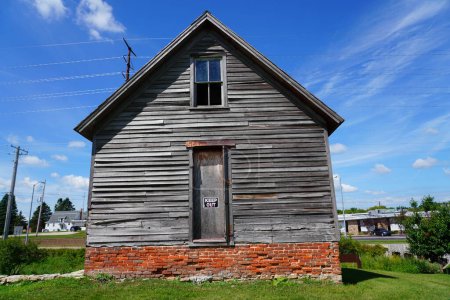 Téléchargez les photos : Ancienne maison en bois vintage abandonnée se trouve sur la colline à Ripon, Wisconsin par beau temps nuageux Juillet. - en image libre de droit