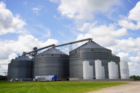 Téléchargez les photos : Ripon, Wisconsin / États-Unis - 31 juillet 2020 : La compagnie pétrolière Condon qui cultive un silo à grains se trouve sur un champ d'herbe. - en image libre de droit