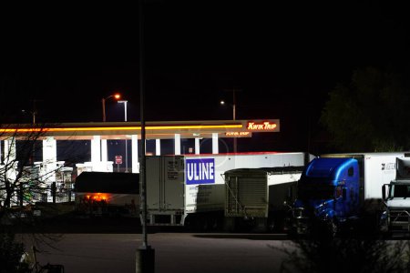 Foto de Mauston, Wisconsin, Estados Unidos - 26 de agosto de 2021: Kwik Trip estación de servicio a la comunidad durante la noche. - Imagen libre de derechos