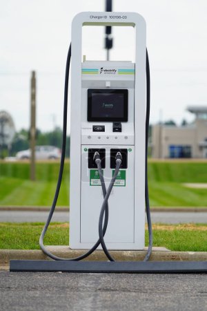 Téléchargez les photos : Tomah, Wisconsin États-Unis - 24 août 2021 : Des bornes de recharge pour véhicules électriques électrifient l'Amérique près de Walmart pour desservir la communauté. - en image libre de droit