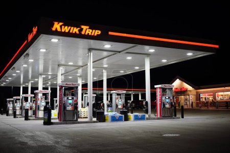 Foto de Mauston, Wisconsin, Estados Unidos - 26 de agosto de 2021: Kwik Trip estación de servicio a la comunidad durante la noche. - Imagen libre de derechos