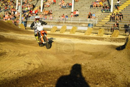 Foto de Bicicletas de tierra corrieron y realizaron acrobacias durante un evento de carreras de automovilismo Supercross en pista. - Imagen libre de derechos