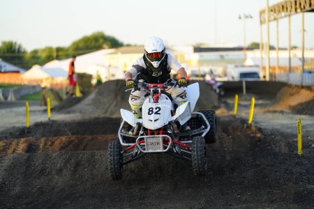 Foto de ATV quad motos corrió y realizó acrobacias durante un evento de carreras de automovilismo supercross en una pista de tierra. - Imagen libre de derechos