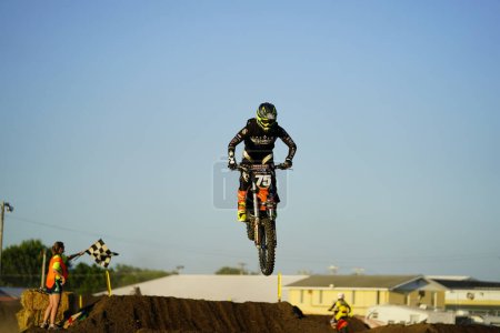 Foto de Bicicletas de tierra corrieron y realizaron acrobacias durante un evento de carreras de automovilismo Supercross en pista. - Imagen libre de derechos