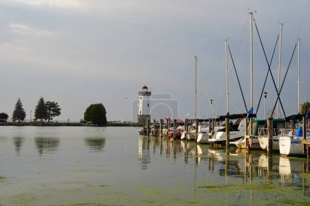 Téléchargez les photos : Fond du Lac, Wisconsin / États-Unis - 12 juin 2020 : De nombreux voiliers sont entrés et sortis du port et autour du phare de Fond du Lac sur le lac Winnebago - en image libre de droit
