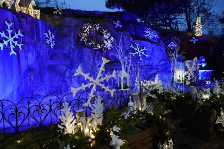 Téléchargez les photos : Belles décorations de Noël bleues et blanches à l'extérieur. - en image libre de droit