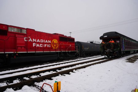Téléchargez les photos : Portage, Wisconsin États-Unis - 10 décembre 2022 : Le train de Noël Canadien Pacifique s'arrête pendant la journée. - en image libre de droit