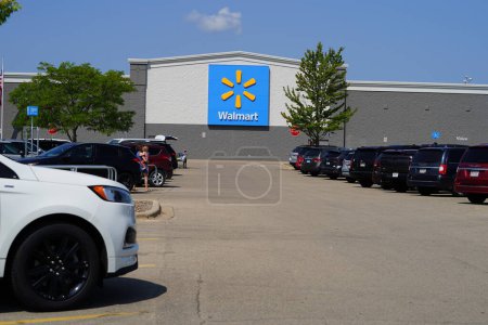 Foto de Baraboo, Wisconsin, EE.UU. - 23 de julio de 2023: Walmart Supercenter tienda que proporciona bienes para la gente de la comunidad. - Imagen libre de derechos