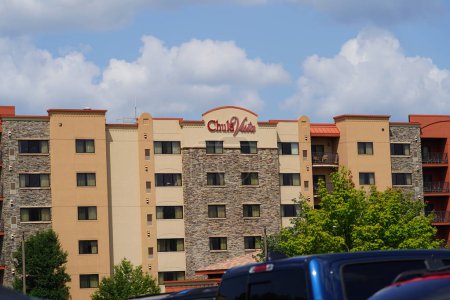 Téléchargez les photos : Wisconsin Dells, Wisconsin États-Unis - 24 juillet 2023 : Chula Vista Resort, Trademark Collection by Wyndham hotel building. - en image libre de droit