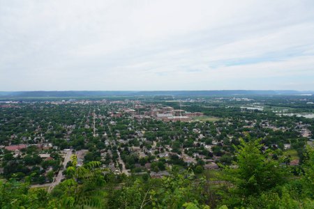 Téléchargez les photos : La Crosse, Wisconsin États-Unis - 9 juillet 2022 : Vue sur la ville de La Crosse à Grand Bluff. - en image libre de droit