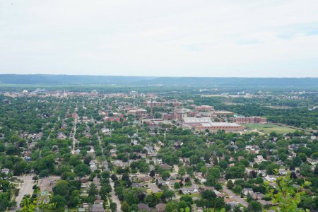 Téléchargez les photos : La Crosse, Wisconsin États-Unis - 9 juillet 2022 : Vue sur la ville de La Crosse à Grand Bluff. - en image libre de droit