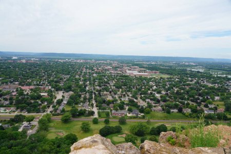 Foto de La Crosse, Wisconsin - 9 de julio de 2022: Vista panorámica de la ciudad de La Crosse en Grand Bluff. - Imagen libre de derechos