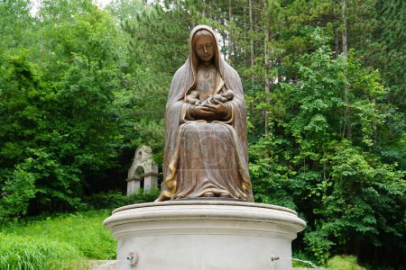 Foto de La Crosse, Wisconsin - 2 de julio de 2022: Monumento a los no nacidos en el Santuario de Nuestra Señora de Guadalupe - Imagen libre de derechos