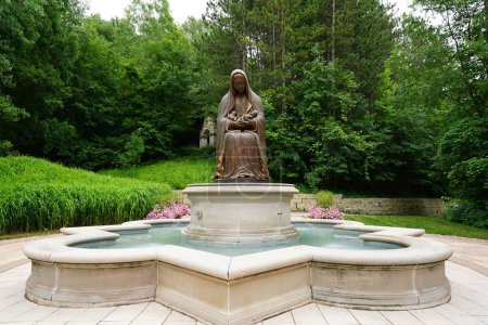 Foto de La Crosse, Wisconsin - 2 de julio de 2022: Monumento a los no nacidos en el Santuario de Nuestra Señora de Guadalupe - Imagen libre de derechos