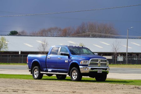 Foto de Tomah, Wisconsin, EE.UU. - 29 de abril de 2023: Blue 2010 Dodge Ram 2500 pickup Truck se sienta en la carretera sin usar. - Imagen libre de derechos